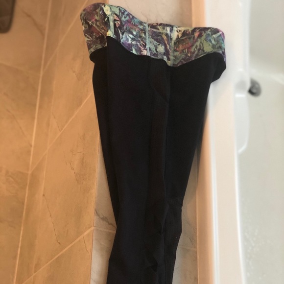 LuLu Lemon Set Sports Bra & Capris pants - Picture 4 of 4